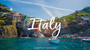 Imagem de capa para o artigo de blog, com vista das coloridas casas de Cinque Terre, na Itália, com um barco no mar. O texto "Italy" e o logo da Girotrip Turismo estão sobre a imagem.