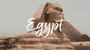 Imagem de capa em tom sépia da Grande Esfinge de Gizé com uma pirâmide ao fundo. O texto "Egypt" e o logo da Girotrip Turismo estão sobre a imagem.